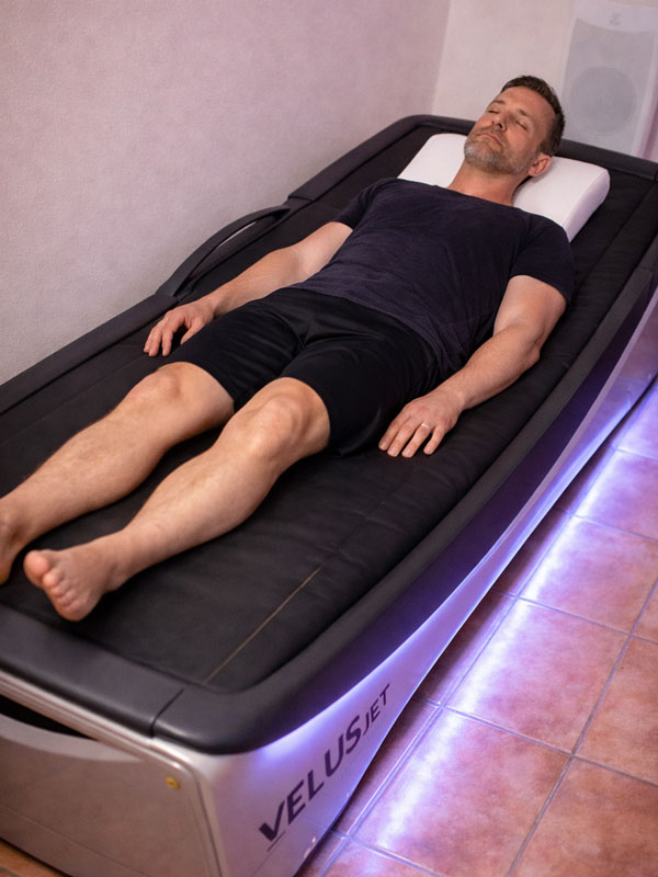 Patient entspannt auf dem VelusJet während einer wohltuenden Hydrojetmassage im Allerfelder Therapiezentrum