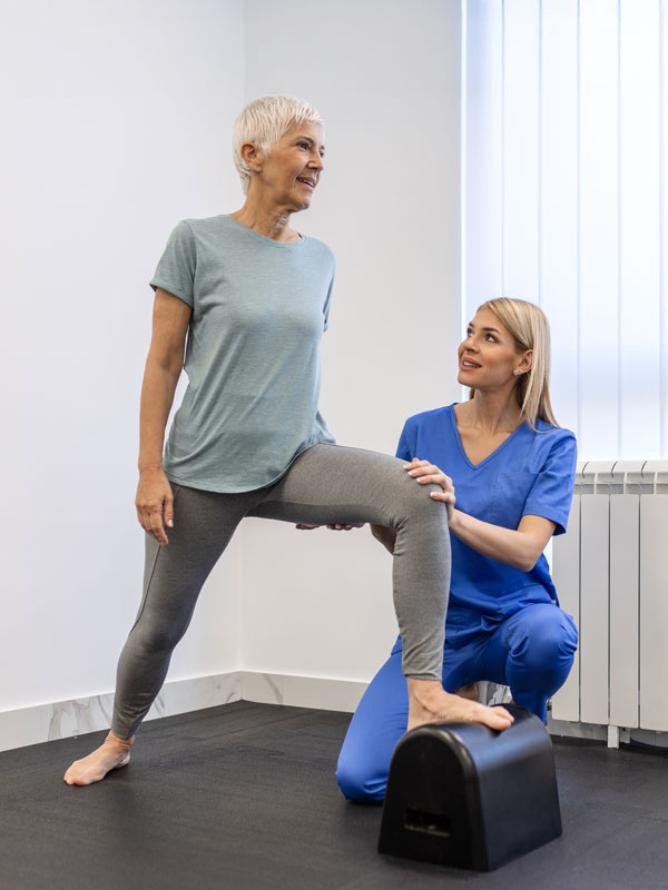 Patientin bei einer krankengymnastischen Übung mit Therapeutin im Allerfelder Therapiezentrum