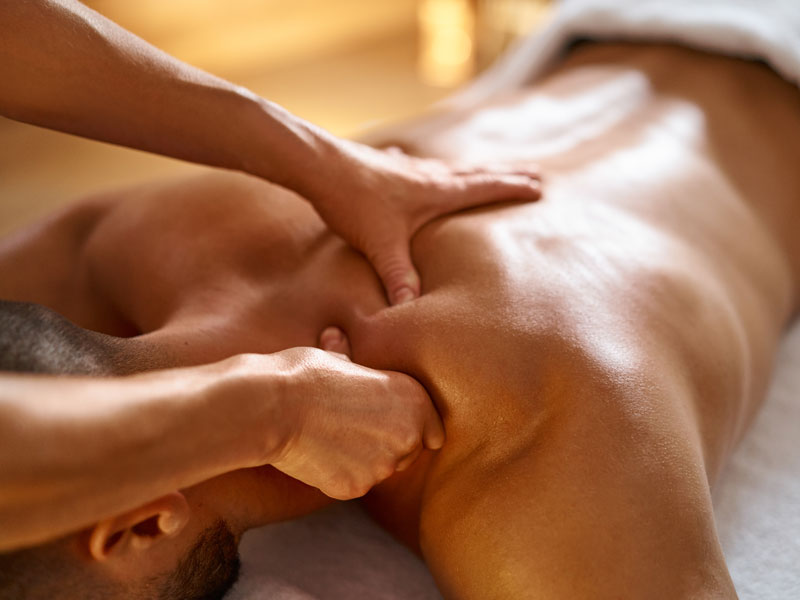 Entspannende Massage mit gezielter Behandlung im Schulterbereich Therapeutische Massage im Schulterbereich mit gezielten Griffen zur Lockerung der Muskulatur