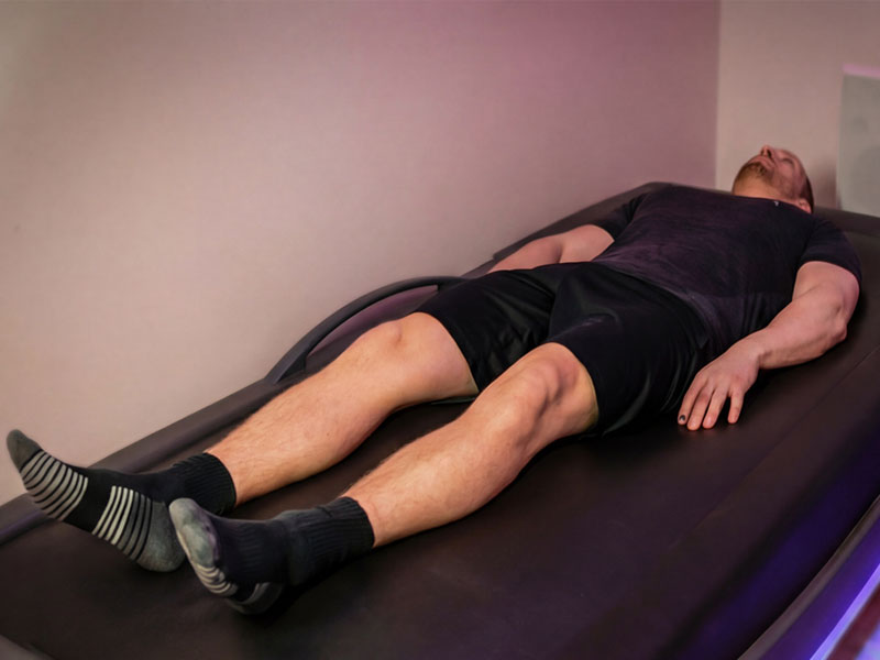 Hydrojetmassage für spürbare Entspannung und Regeneration Patient entspannt auf einem Hydrojetmassagegerät bei einer wohltuenden Anwendung